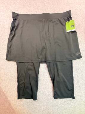 REI athletic skirted capri legging combo, black
